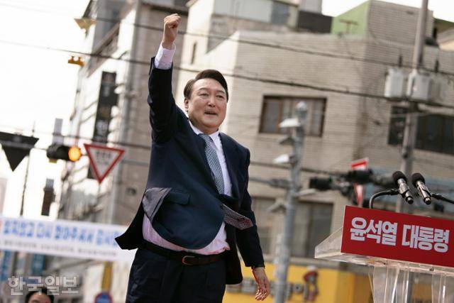 윤석열 대통령이 2022년 4월 11일 오후 경북 상주시 상주 중앙시장을 방문해 당선된 대통령을 맞이하러 나온 시민들의 환호에 어퍼컷 세레머니를 하고 있다. 상주=서재훈 기자