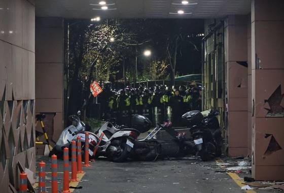 윤석열 대통령 구속영장이 발부된 지난 19일 새벽 시위대가 난입한 서울서부지법 외벽 곳곳이 부서진 채 오토바이 바리케이드가 세워져 있다. 이영근 기자