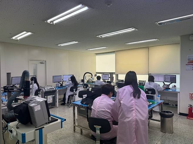 직원들이 반도체 분석 관련 업무를 하고 있다. 큐알티 제공