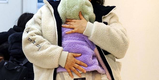 한 어린이병원 대기실에서 아픈 아이를 품에 꼭 안아주며 노심초사 진료를 기다리는 엄마의 손길에서 자식을 향한 무한한 사랑이 고스란히 느껴집니다. 김호영 기자