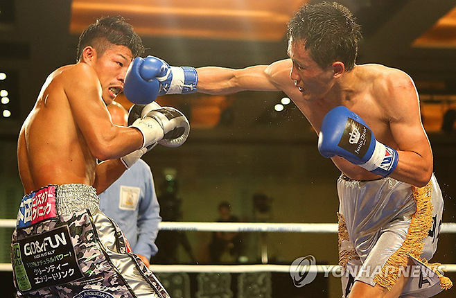 도전자 손정오(오른쪽)가 2013년 11월 세계복싱협회 밴텀급 타이틀매치에서 챔피언 가메다 고키를 공격하고 있다. 사진=연합뉴스 제공