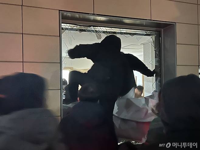 (서울=뉴스1) 김민수 기자 = 19일 새벽 윤석열 대통령에 대한 구속영장이 발부되자 서울 서부지법에 지지자들이 진입해 난동을 부리고 있다. 2025.1.19/뉴스1 Copyright (C) 뉴스1. All rights reserved. 무단 전재 및 재배포, AI학습 이용 금지. /사진=(서울=뉴스1) 김민수 기자