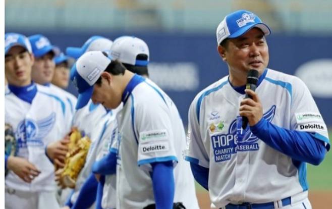 지난 2019년 '희망더하기 자선야구대회'를 개최한 양준혁(사진 맨 오른쪽)이 대회 직후 발언하고 있다. 연합뉴스