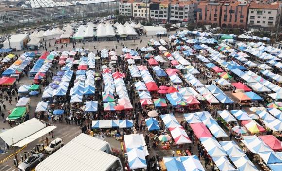 설 앞 시민들 북적이는 ‘전통시장’ - 설 명절을 앞두고 19일 경기 성남시 모란민속5일장이 제수 음식 등을 준비하려는 시민들로 북적이고 있다. 주요 성수품 가격이 지난해보다 오른 데다 정치적 불확실성으로 인한 소비 심리도 얼어붙어 국민 체감물가는 더욱 커질 전망이다. 연합뉴스