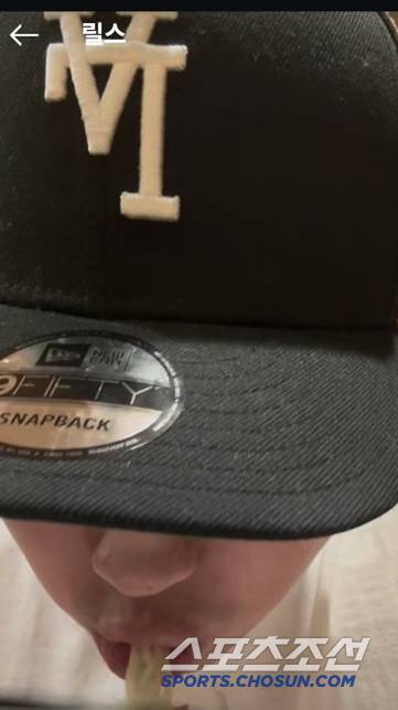 LA 다저스 구단 모자를 쓰고 식사하는 동영상을 개인 SNS에 올린 무라카미. 사진캡처=무라카미 무네타카 SNS