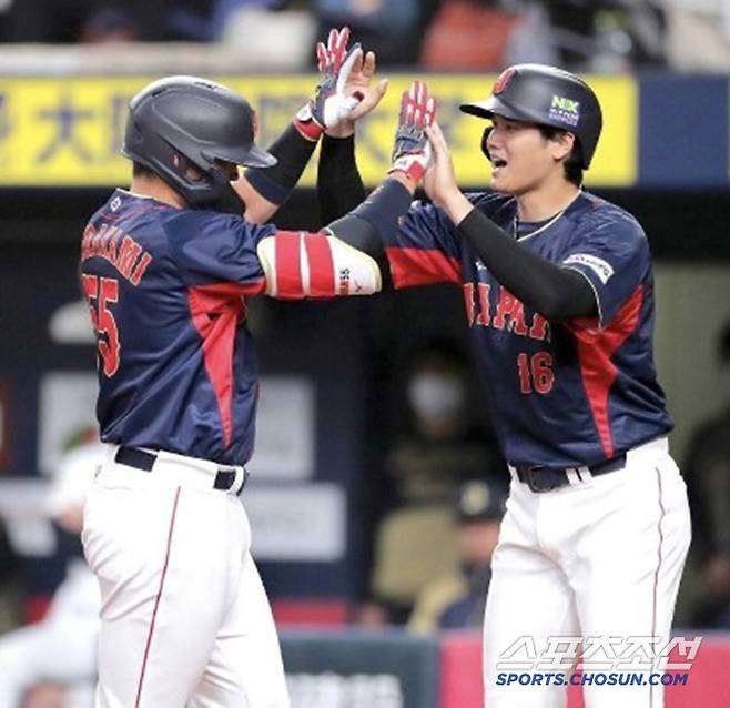 오타니와 하이파이브를 하고 있는 무라카미. 둘은 2023년 일본대표팀 중심타자로 활약했다. 사진캡처=무라카미 무네타카 SNS