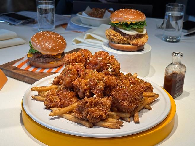 '에드워드 리 셰프 컬렉션' 3종. 가운데부터 시계 방향으로 '에드워드 리 빅싸이순살', '에드워드 리 비프버거', '에드워드 리 싸이버거'./변지희 기자