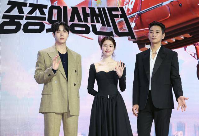 배우 추영우(왼쪽부터) 하영 주지훈이 21일 오전 서울 강남구 그랜드 인터컨티넨탈 서울 파르나스에서 열린 넷플릭스 오리지널 시리즈 ‘중증외상센터’? 제작발표회에 참석해 포즈를 취하고 있다. 뉴스1