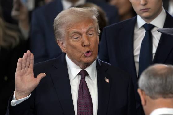 도널드 트럼프 미국 대통령이 20일(현지시간) 워싱턴 DC 의사당 내 중앙홀(로툰다)에서 취임 선서를 하고 있다. AP=연합뉴스