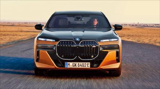 BMW 특유의 트윈 헤드라이트 및 라디에이터 그릴을 새롭게 재해석한 i7 M70 xDrive의 전면부 디자인. BMW 제공