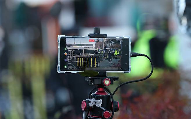 지난 9일 서울 용산구 대통령 관저 앞에서 한 유튜버가 관저 앞 상황을 생중계하고 있다. 권도현 기자