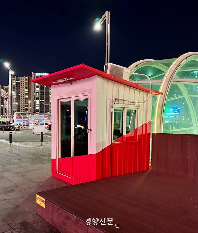 동대구역 광장 ‘박정희 동상’ 인근에 지난 19일 감시 초소가 놓여 있다. 백경열 기자