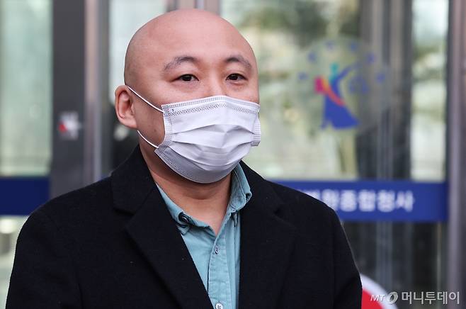(수원=뉴스1) 김영운 기자 = 웹툰작가 주호민이 1일 오전 경기 수원시 영통구 수원지방법원에서 취재진의 질문에 답하고 있다. 이날 '주호민 아들 아동학대' 혐의로 기소된 특수교사가 1심에서 벌금 200만원 선고유예를 받았다. 2024.2.1/뉴스1 Copyright (C) 뉴스1. All rights reserved. 무단 전재 및 재배포, AI학습 이용 금지. /사진=(수원=뉴스1) 김영운 기자