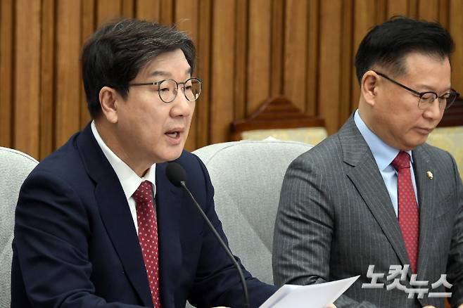 국민의힘 권성동 원내대표가 21일 서울 여의도 국회에서 열린 원내대책회의에서 모두발언을 하고 있다. 윤창원 기자