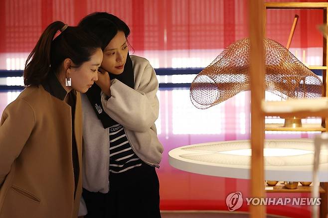 '시간의 마법사: 다른 세계를 향해' 특별전시 (서울=연합뉴스) 진연수 기자 = 18일 오후 서울 중구 덕수궁 덕홍전에서 열린 '시간의 마법사: 다른 세계를 향해' 특별 전시에서 관람객들이 작품을 살펴보고 있다. 이번 전시는 넥슨재단의 사회공헌 사업 '보더리스 프로젝트'의 하나로 국가무형유산 공예분야 전승자와 현대 공예작가 10인이 참여해 넥슨의 게임 지식재산권(IP)에서 영감을 받아 제작한 공예품을 선보인다. 2024.11.18 jin90@yna.co.kr