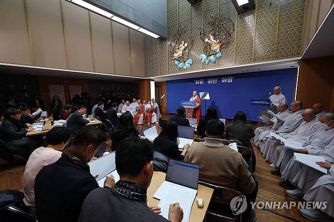 조계종 총무원장 진우 스님, 신년기자회견 (서울=연합뉴스) 김도훈 기자 = 대한불교 조계종 총무원장인 진우 스님이 21일 오전 서울 종로구 한국불교역사문화기념관에서 신년 기자회견을 하고 있다. 2025.1.21 superdoo82@yna.co.kr