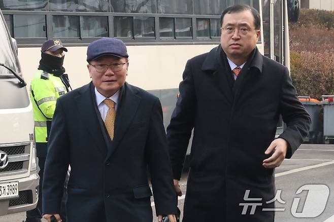 헌법재판관 미임명 권한쟁의심판 1차 변론일인 22일 오전 최상목 권한대행 측 대리인단인 이동흡 전 헌법재판관(왼쪽)과 임성근 전 서울고법 부장판사가 서울 종로구 헌법재판소 대심판정으로 이동하고 있다. (공동취재) 2025.1.22/뉴스1 ⓒ News1 신웅수 기자