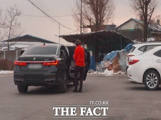 최 씨는 운전기사가 골프 장비를 가지고 나와 트렁크에 옮긴 뒤 모습을 드러냈다. 최 씨는 한 손에 음료를, 다른 한 손에는 자그마한 핸드백을 들고 있었다. /남양주=이동현 기자