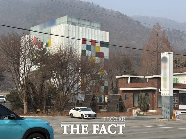 최 씨는 국회에서 제기된 12·3 비상계엄 사태의 핵심 관계자와의 연결고리 의혹 등에 대해 답하지 않았다. 최 씨 일가의 관계사이자 그의 차량이 주차됐던 요양원 내 관계자는 "(최 씨는 여기에) 없다"며 "여기는 그분과 상관없는 곳"이라고 잘라 말했다. 사진은 해당 요양원 전경. /남양주=이동현 기자