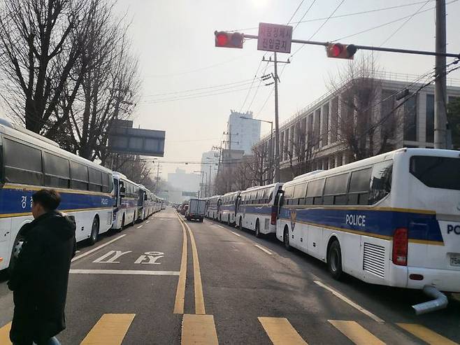 헌법재판소 앞 왕복 4차선 도로 중 2차선은 경찰버스 차벽으로 막혀 있다.ⓒ데일리안 허찬영 기자