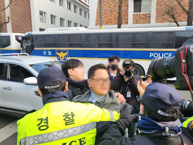 윤석열 대통령 지지자로 보이는 한 남성이 차량에서 내려 윤 대통령 탄핵의 부당함을 토로하고 있다.ⓒ데일리안 허찬영 기자