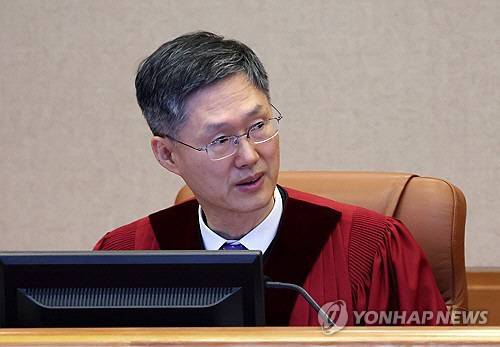 문형배 헌법재판소장 권한대행이 22일 오전 헌법재판소에서 열린 최상목 대통령 권한대행 부총리 겸 기획재정부 장관의 헌법재판관 미임명 관련 권한쟁의심판 1차 변론에 참석했다.<연합뉴스>