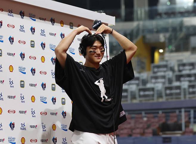 리그 최연소 ‘30(홈런)-30(도루)’를 작성한 뒤 팬들에게 하트를 날리는 김도영(KIA 타이거즈). 연합뉴스