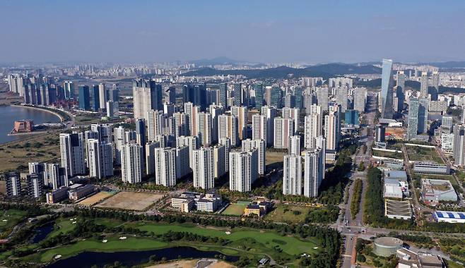 인천 송도국제도시 아파트값이 하락세를 보이면서 배경에 관심이 쏠린다. 연합뉴스 자료사진