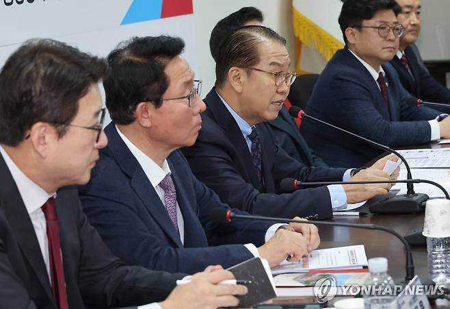 시도당위원장 회의서 발언하는 권영세 비대위원장 (서울=연합뉴스) 김주형 기자 = 국민의힘 권영세 비상대책위원장이 22일 서울 여의도 당사에서 열린 시도당위원장 회의에서 발언하고 있다. 2025.1.22 kjhpress@yna.co.kr