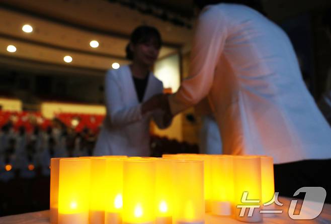 내년 임상실습을 앞둔 간호대학 2학년 학생들이 촛불의식을 하고 있다. 2024.9.24/뉴스1 ⓒ News1 김영운 기자