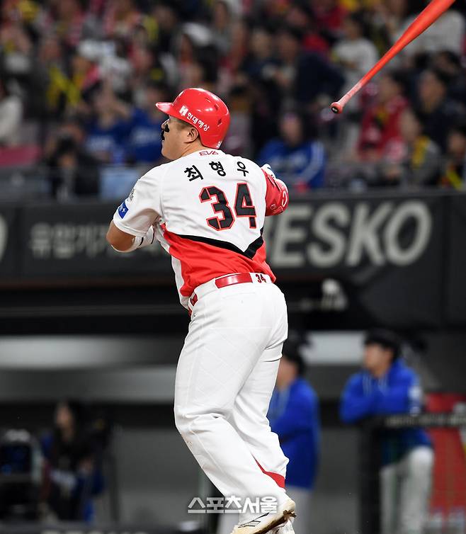KIA 최형우가 광주-기아 챔피언스 필드에서 열린 삼성과 2024 KBO 한국시리즈 5차전에서 5회말 솔로포를 때리고 있다. 광주 | 박진업 기자 upandup@sportsseoul.com