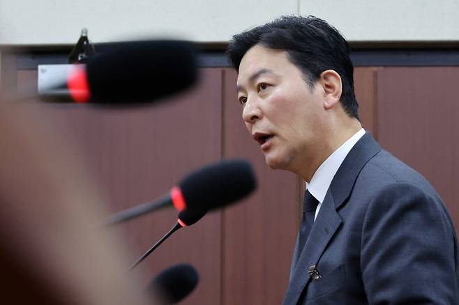 김성훈 경호처 차장이 22일 서울 여의도 국회에서 열린 윤석열 정부의 비상계엄 선포를 통한 내란 혐의 진상규명 국정조사 특별위원회 1차 청문회에서 의원 질의에 답변하고 있다. /사진=뉴시스화상