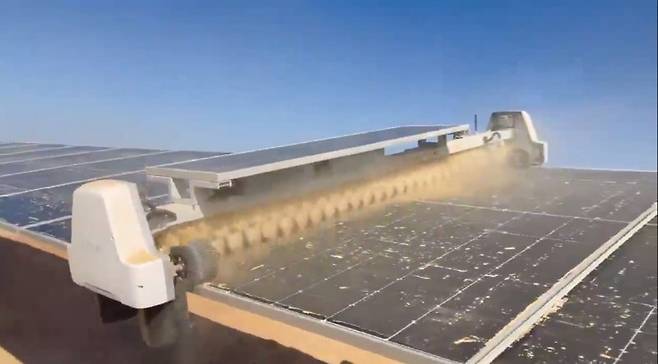 오만 마나 태양광 발전소 패널위에 쌓인 먼지를 로봇이 제거하는 모습. 사진=이유범 기자