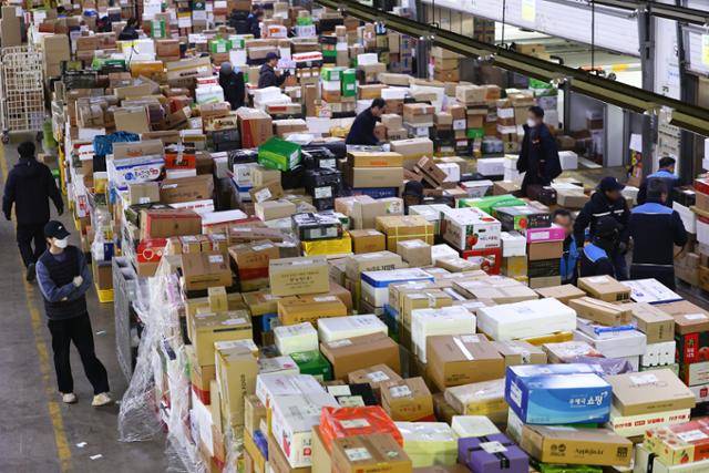 설 명절을 앞둔 21일 오전 서울 광진구 동서울우편물류센터에 택배가 쌓여 있다. 연합뉴스