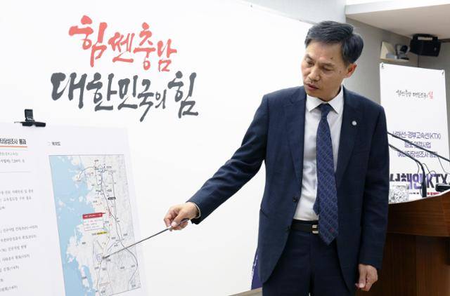 23일 충남도청 프레스센터에서 최동석 건설교통국장이 기획재정부 예비타당성 조사를 통과한 서해선 KTX 연결 노선을 설명하고 있다. 충남도 제공