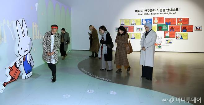 EU대사관 부인들이 미피와 마법 우체통 정원 존에서 인터랙티브 전시를 체험하고 있다. /사진=김휘선 기자 /사진=김휘선 기자 hwijpg@