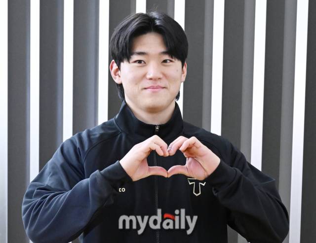 KIA 타이거즈 김도영이 스프링캠프 참가를 위해 23일 오전 인천국제공항을 통해 미국 캘리포니아주 어바인으로 출국하고 있다. KIA 타이거즈 선수단은 오는 25일부터 미국 캘리포니아주 어바인에서 스프링캠프를 갖고 체력 및 기술, 전술 훈련을 소화한다. 이후 2월 21일부터 3월 4일까지 일본 오키나와에서 연습경기를 갖고 본격적인 실전 체제에 돌입한다./광주=송일섭 기자 andlyu@mydaily.co.kr