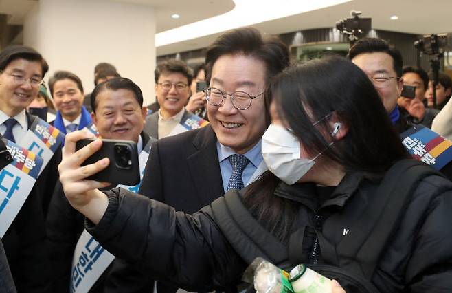 이재명 더불어민주당 대표가 24일 서울고속버스터미널에서 시민과 셀카를 찍고 있다. (사진=연합뉴스)