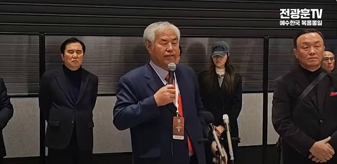 전광훈 목사가 24일 미국에서 귀국한 뒤 인천국제공항에서 기자회견을 하고 있다. ’전광훈 TV’ 채널 갈무리