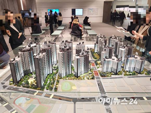 1월 17일 서울 송파구 래미안갤러리 방문객들이 '래미안 원페를라' 견본주택을 둘러보고 있다.