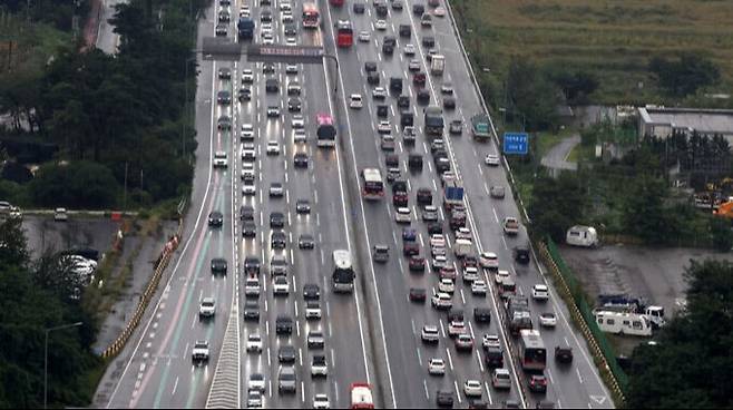 설 연휴 귀성·귀경길 고속도로 혼잡이 예상된다. 뉴스1