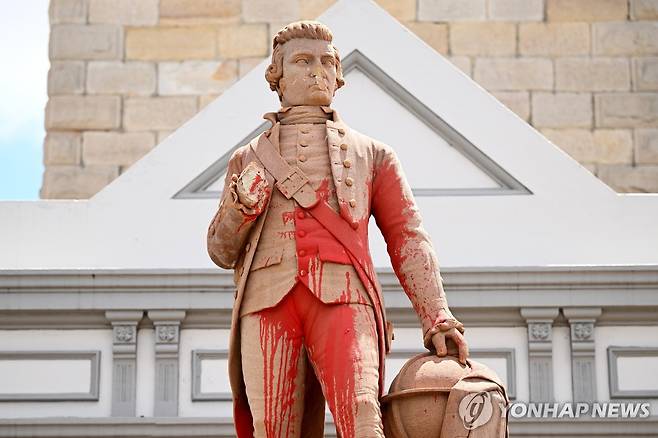 훼손된 쿡선장 동상 (시드니 EPA=연합뉴스) 24일(현지시간) 호주 시드니에 있는 제임스 쿡 선장 동상에 붉은색 페인트가 끼얹어지고 코와 손이 잘려나가 있다. 2025.1.24. photo@yna.co.kr