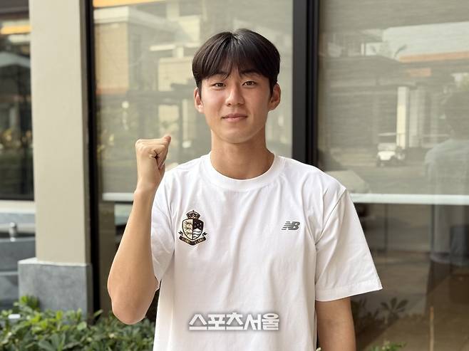 서울 이랜드 신인 배진우가 23일 태국 방콕의 서밋 윈드밀 골프 클럽 훈련 캠프에서 본지와 만나 인터뷰한 뒤 포즈를 취하고 있다. 방콕 | 정다워 기자