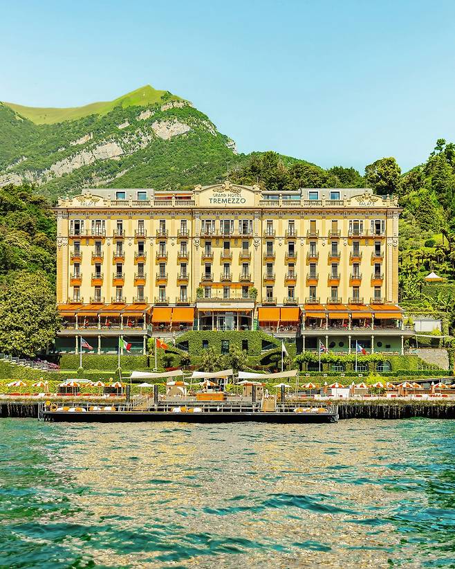 이탈리아 롬바르디아 코모 호숫가의 그랜드 호텔 트레메초. 손님들에게 낭만적이고 사치스러운 '달콤한 인생'을 서비스하는데 진심인 이 호텔은 1970년대 보수 공사 중에 손님들이 남기고 간 뜨거운 연애편지들이 벽지 속에 숨겨진 채 발견되며 더욱 유명해졌다. /웅진지식하우스