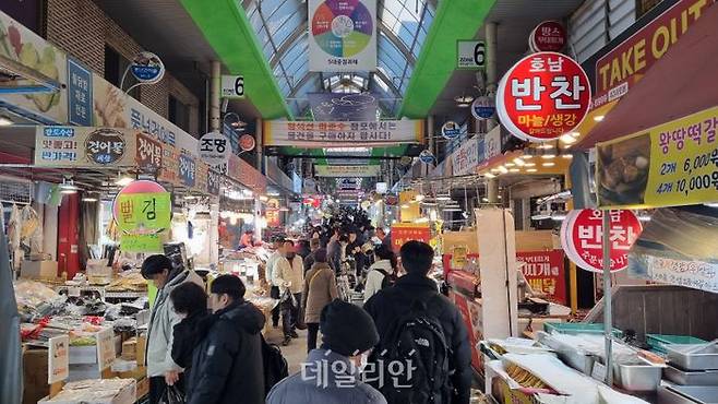 설 명절 연휴 직전인 24일 오후 경기 부천시 상동·중동시장에서 시민들이 장을 보고 있다. ⓒ데일리안 김찬주 기자