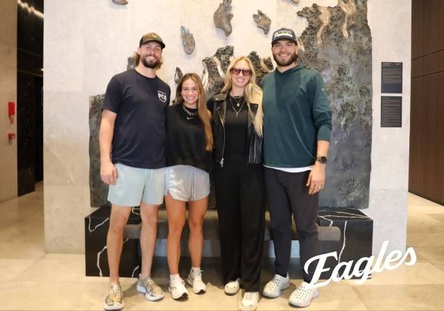 한화 이글스 라이언 와이스 부부(왼쪽 2명)가 코디 폰세 부부를 마중나왔다./한화 이글스