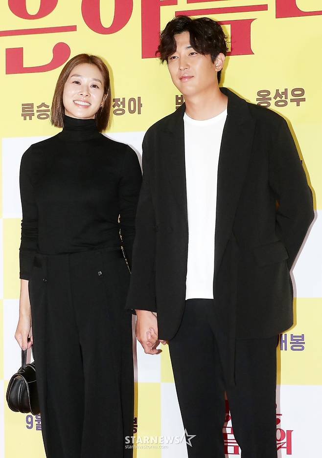 배우 장신영, 강경준 부부가 26일 오후 서울 송파구 롯데월드 타워 롯데시네마에서 열린 영화 '인생은 아름다워' VIP 시사회에 참석해 포즈를 취하고 있다. '인생은 아름다워'는 자신의 생일선물로 첫사랑을 찾아 달라는 황당한 요구를 한 아내 세연(염정아 분)과 마지못해 그녀와 함께 전국 곳곳을 누비며 과거로의 여행을 떠나게 된 남편 진봉(류승룡 분)이 흥겨운 리듬과 멜로디로 우리의 인생을 노래하는 국내 최초의 주크박스 뮤지컬 영화다. 오는 28일 개봉. 2022.09.26