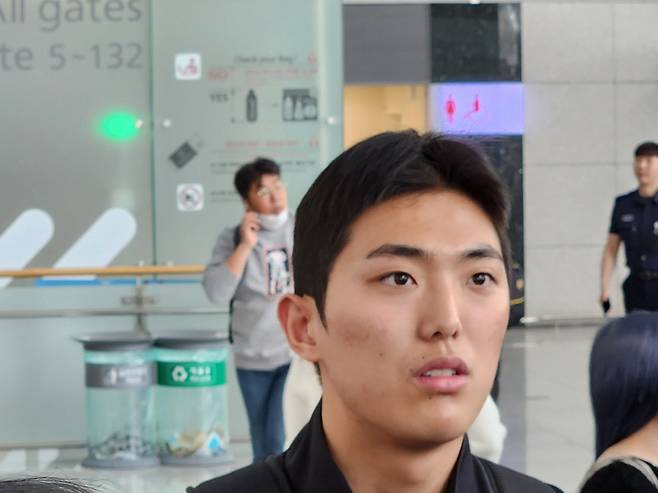 인터뷰하는 KIA 이의리 (영종도=연합뉴스) 하남직 기자 = KIA 이의리가 23일 인천국제공항에서 취재진과 인터뷰하고 있다.