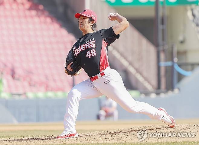 이의리 역투 (서울=연합뉴스) 김성민 기자 = 14일 오후 서울 잠실야구장에서 열린 2024 KBO 프로야구 KIA 타이거즈와 두산 베어스의 시범 경기. 8회말 KIA 이의리가 역투하고 있다. 2024.3.14 ksm7976@yna.co.kr