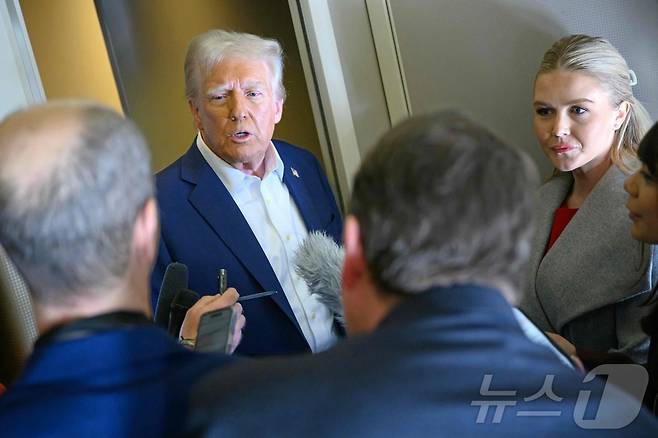 도널드 트럼프 미국 대통령이 25일(현지시간) 네바다주 라스베이거스에서 플로리다주 마이애미로 가는 전용기서 캐롤라인 레빗 백악관 대변인과 취재진을 만나고 있다. 2025.01.26. ⓒ AFP=뉴스1 ⓒ News1 우동명 기자